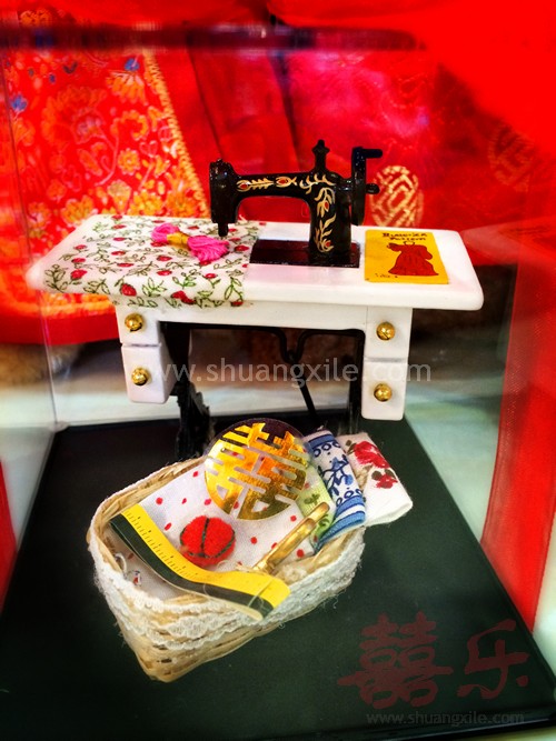 Sewing Machine Miniature